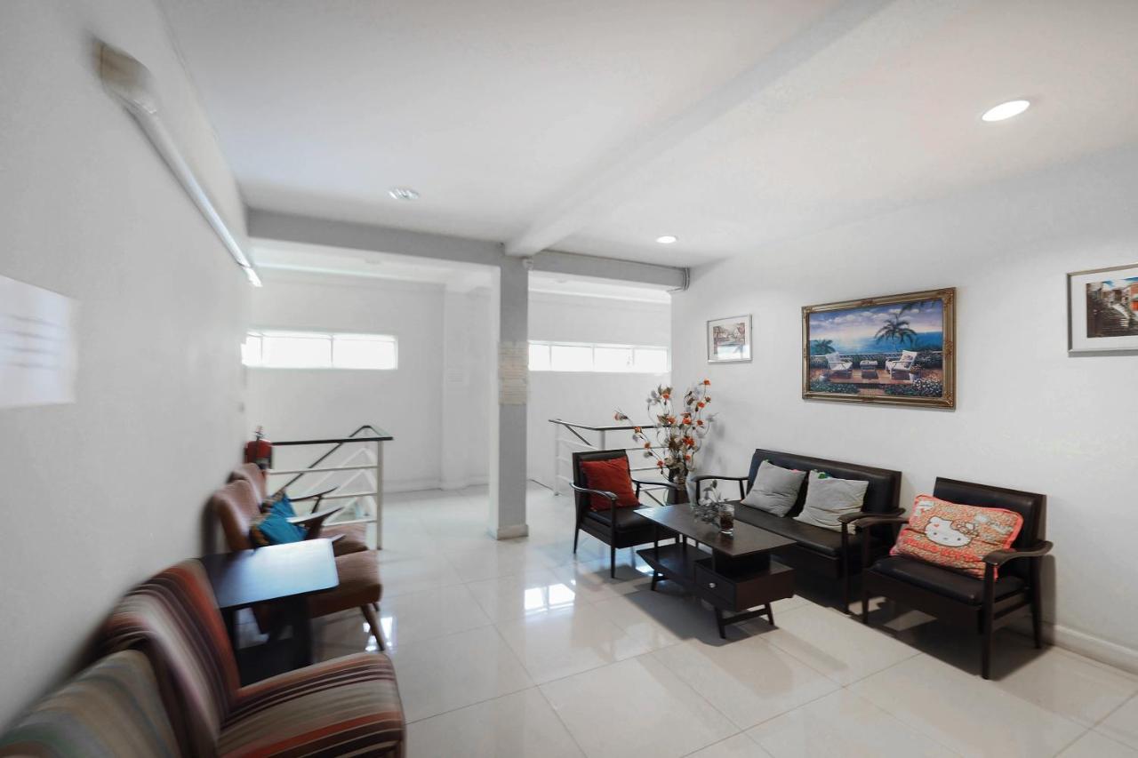 โอโย 995 บลู คาเฟ่ อพาร์ตเมนต์ Hotel เชียงใหม่ ภายนอก รูปภาพ